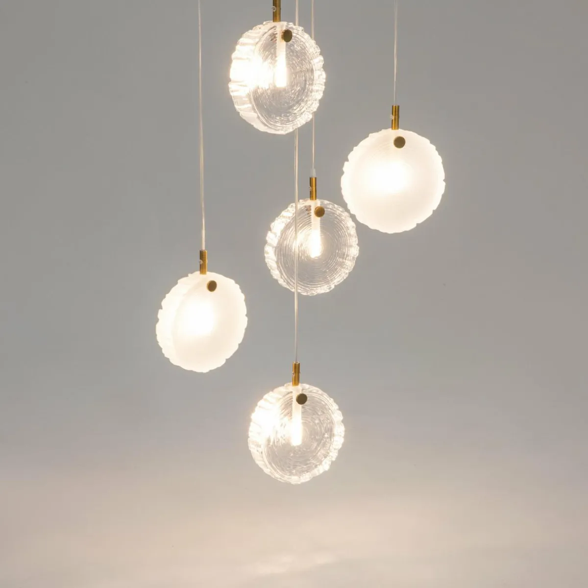 maytoni_suspension_frozen___lampes_blanc__laiton_verre_4.webp Shop Maytoni suspension Frozen, à 5 lampes, blanc / laiton, verre
