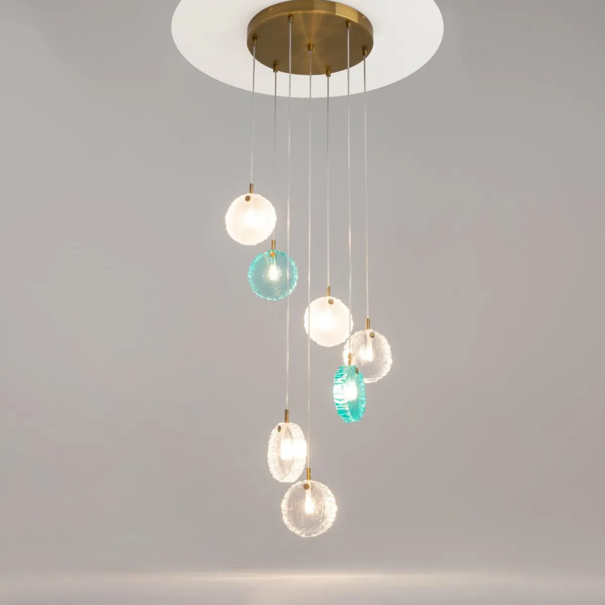 Hot Maytoni suspension Frozen, à 7 lampes, multicolore / laiton, verre