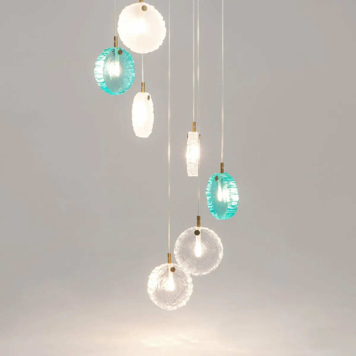 Hot Maytoni suspension Frozen, à 7 lampes, multicolore / laiton, verre