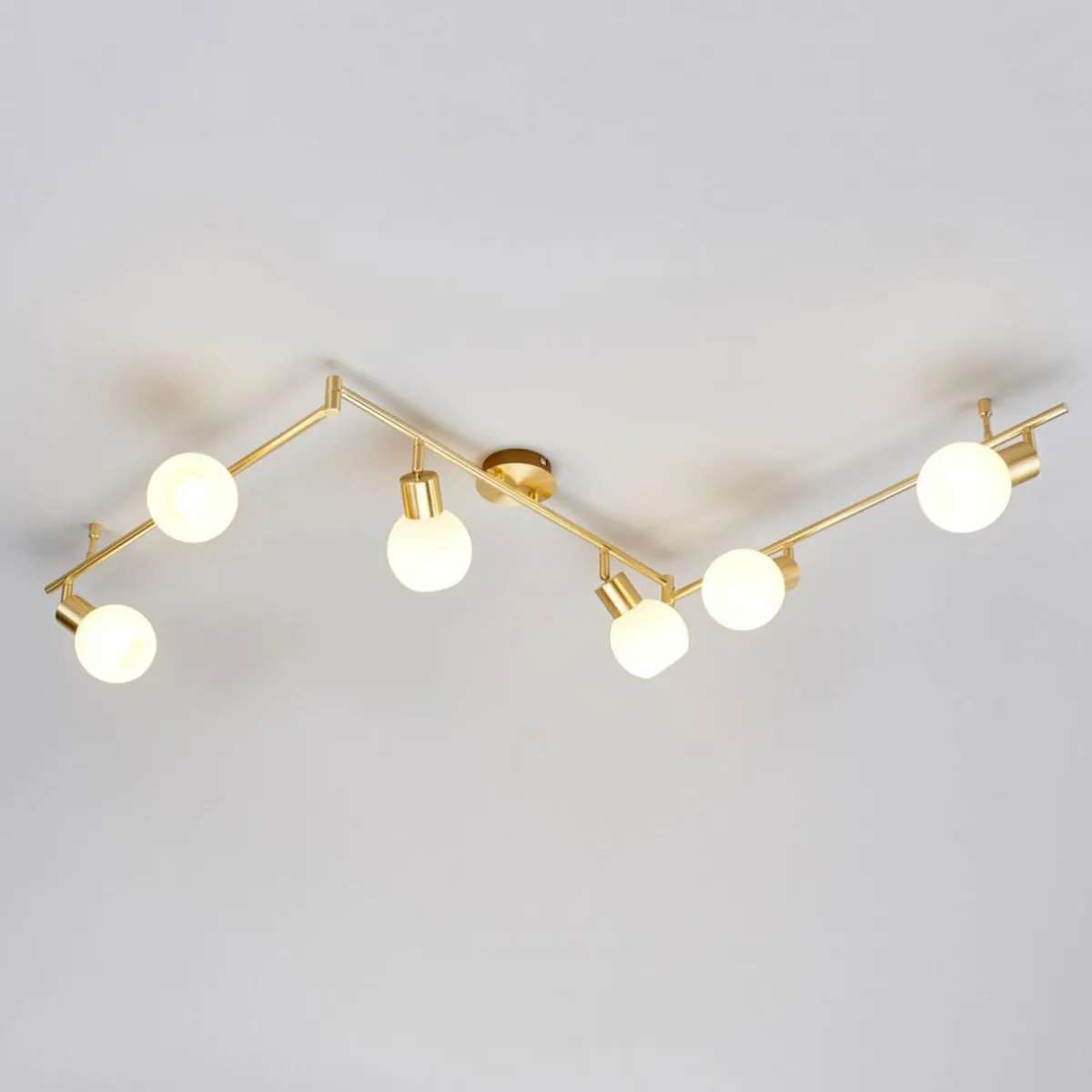 plafonnier_elaina___lampes_laiton_1.webp Shop Lindby Plafonnier Elaina à 6 lampes, laiton