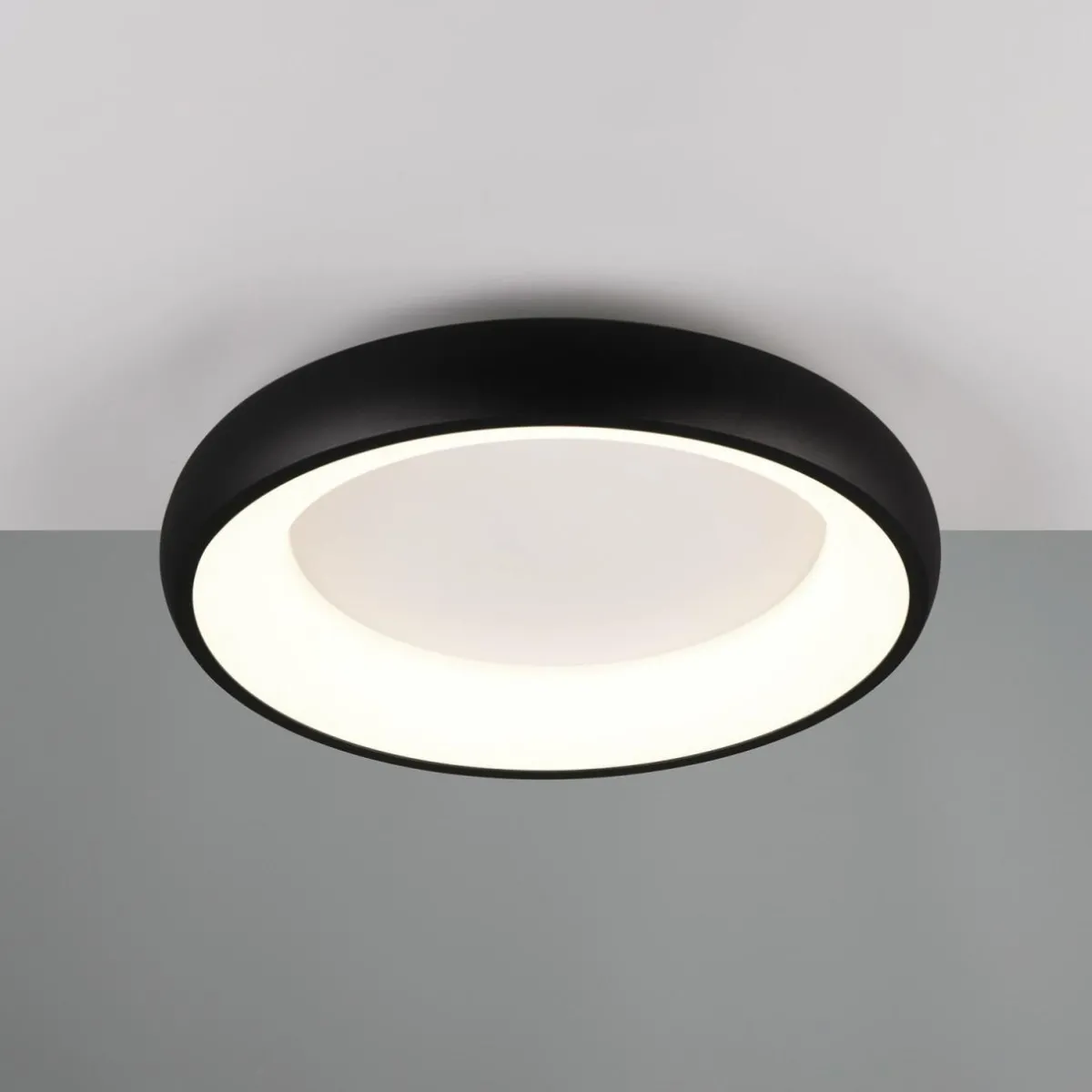 plafonnier_led_cardona___cm_noir_mat_mtal_cct_0-2.webp Discount Trio Lighting Plafonnier LED Cardona, Ø 46,5 cm, noir mat, métal CCT