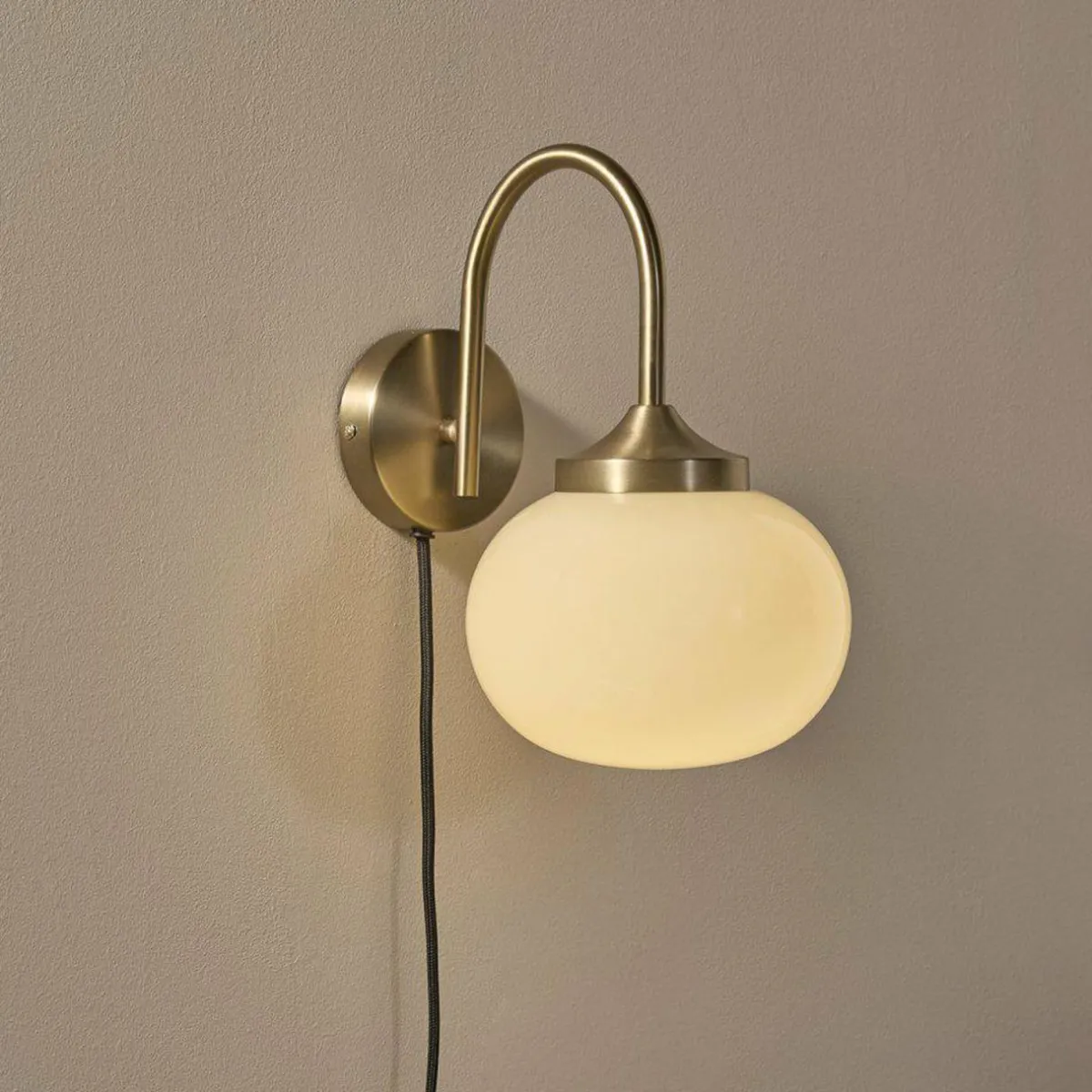 Outlet PR Home Applique murale Elsy, couleur laiton, verre crème, connecteur