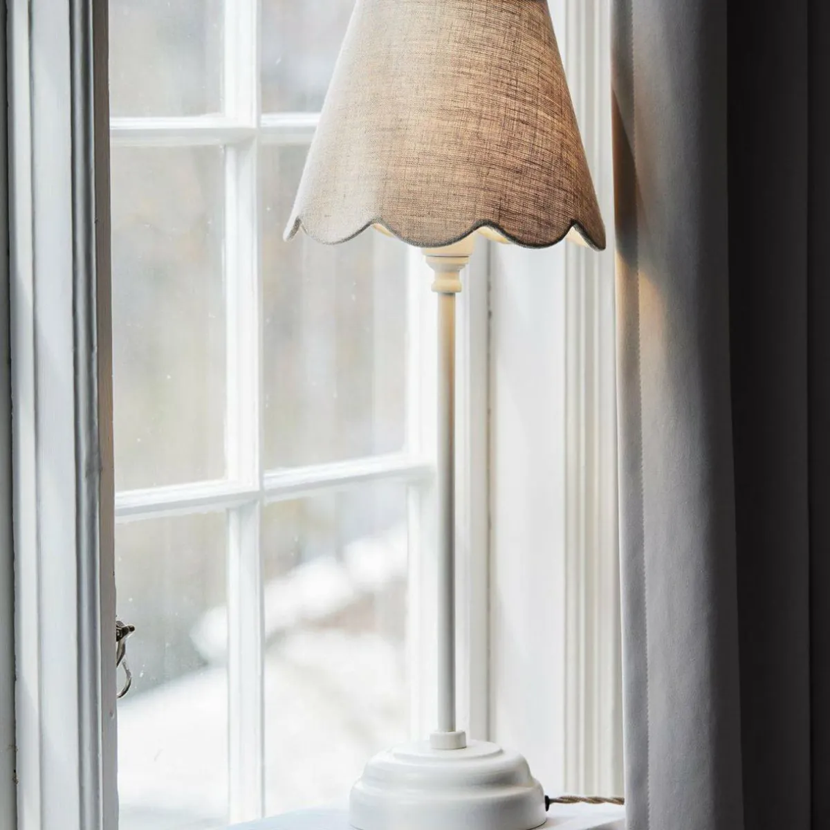 pr_home_lampe_de_table_lottie_jasmine_lin_beigeblanc_ancien_cm_0.webp Outlet PR Home Lampe de table Lottie Jasmine lin beige/blanc ancien Ø21cm