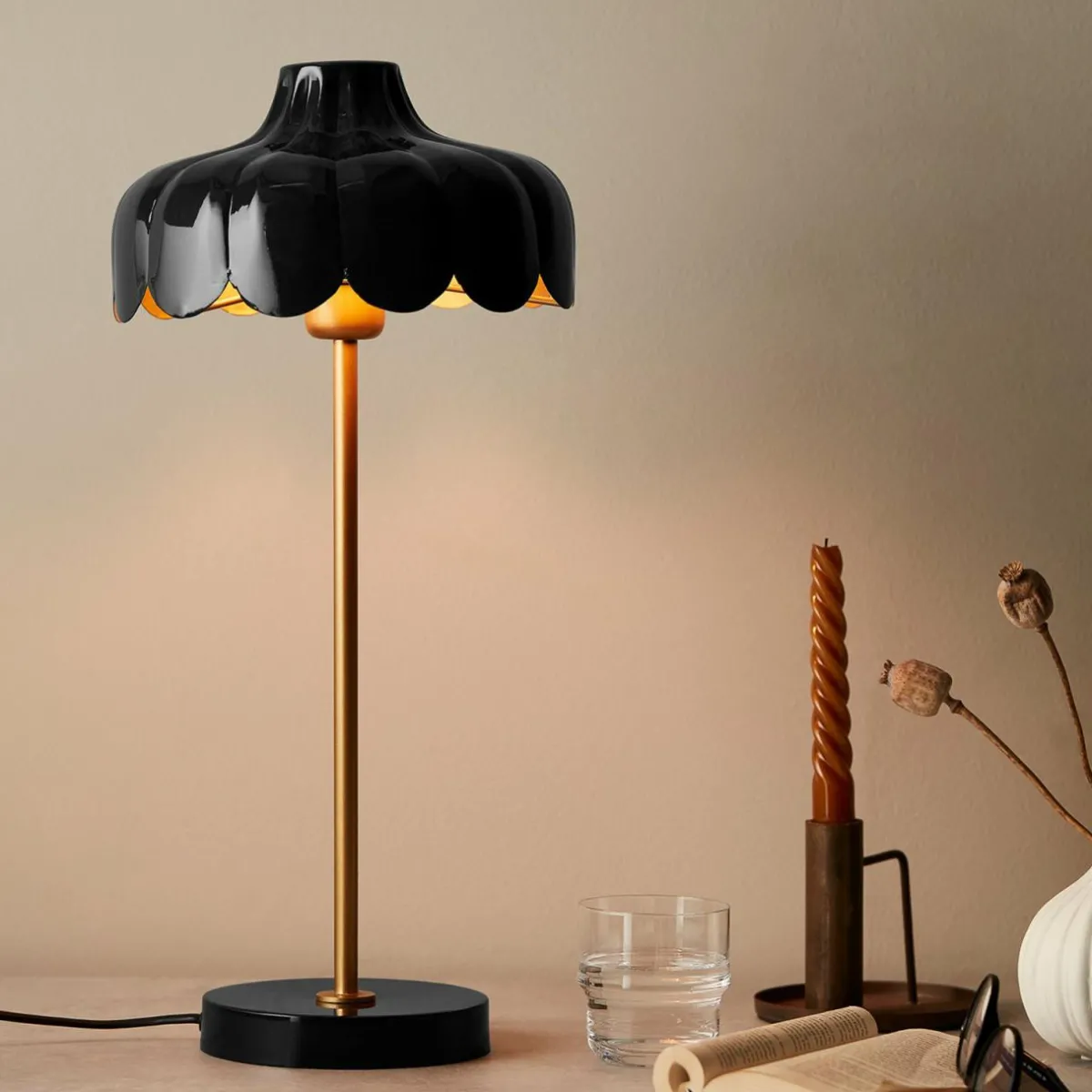 pr_home_wells_lampe__poser_noiredore_0.webp Shop PR Home Wells lampe à poser noire/dorée