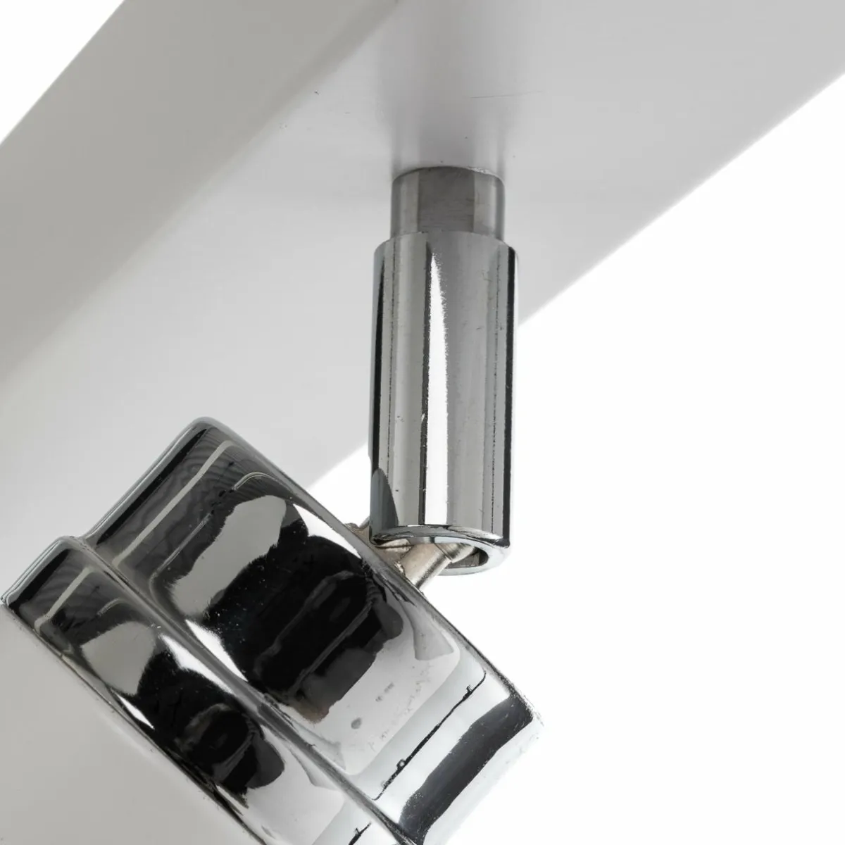 spot_pour_plafond_reno___lampes_blancchrom_3.webp Clearance Luminex Spot pour plafond Reno, à 6 lampes, blanc/chromé