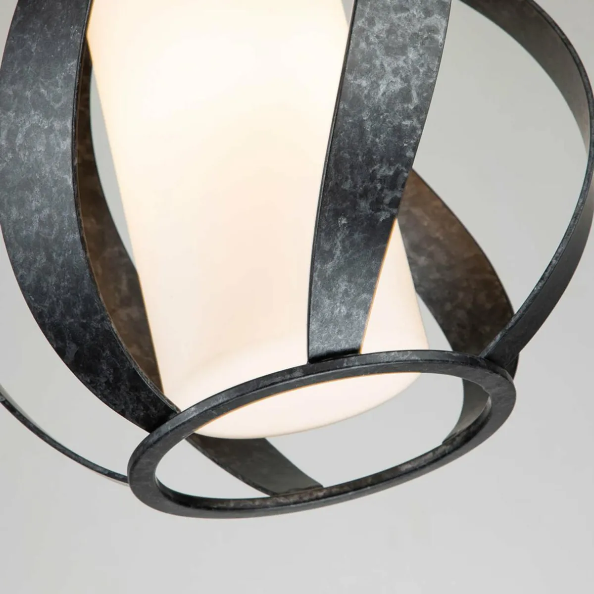 suspension_blacksmith_noireblanche__lampe__2.webp Flash Sale Quintiesse Suspension Blacksmith noire/blanche 1 lampe Ø25,4