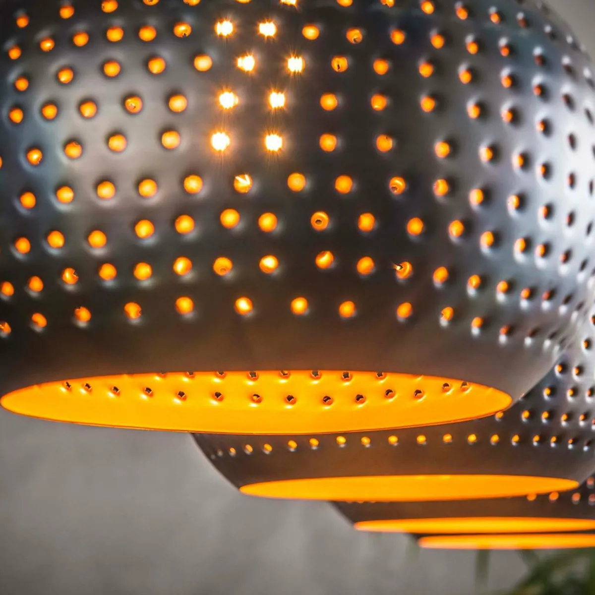 suspension_bombur__quatre_lampes_noirebrune_2.webp Fashion Zijlstra Suspension Bombur à quatre lampes, noire/brune