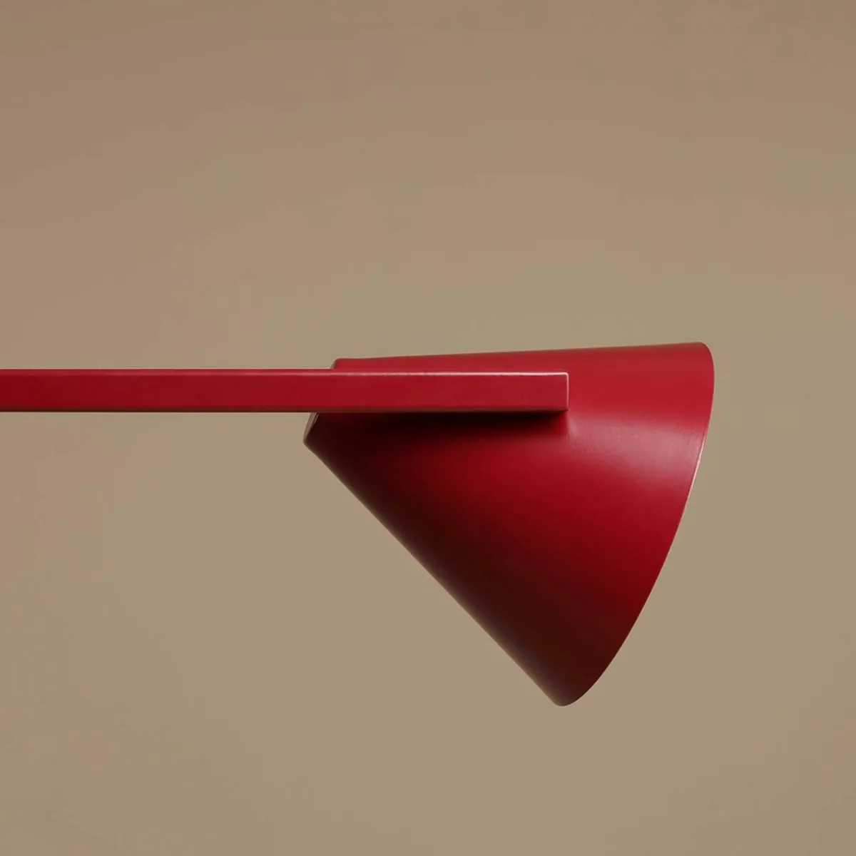 suspension_form__mtal_cne___lampes_bordeaux_2.webp Discount ALDEX Suspension Form 4, métal, cône, à 4 lampes, bordeaux