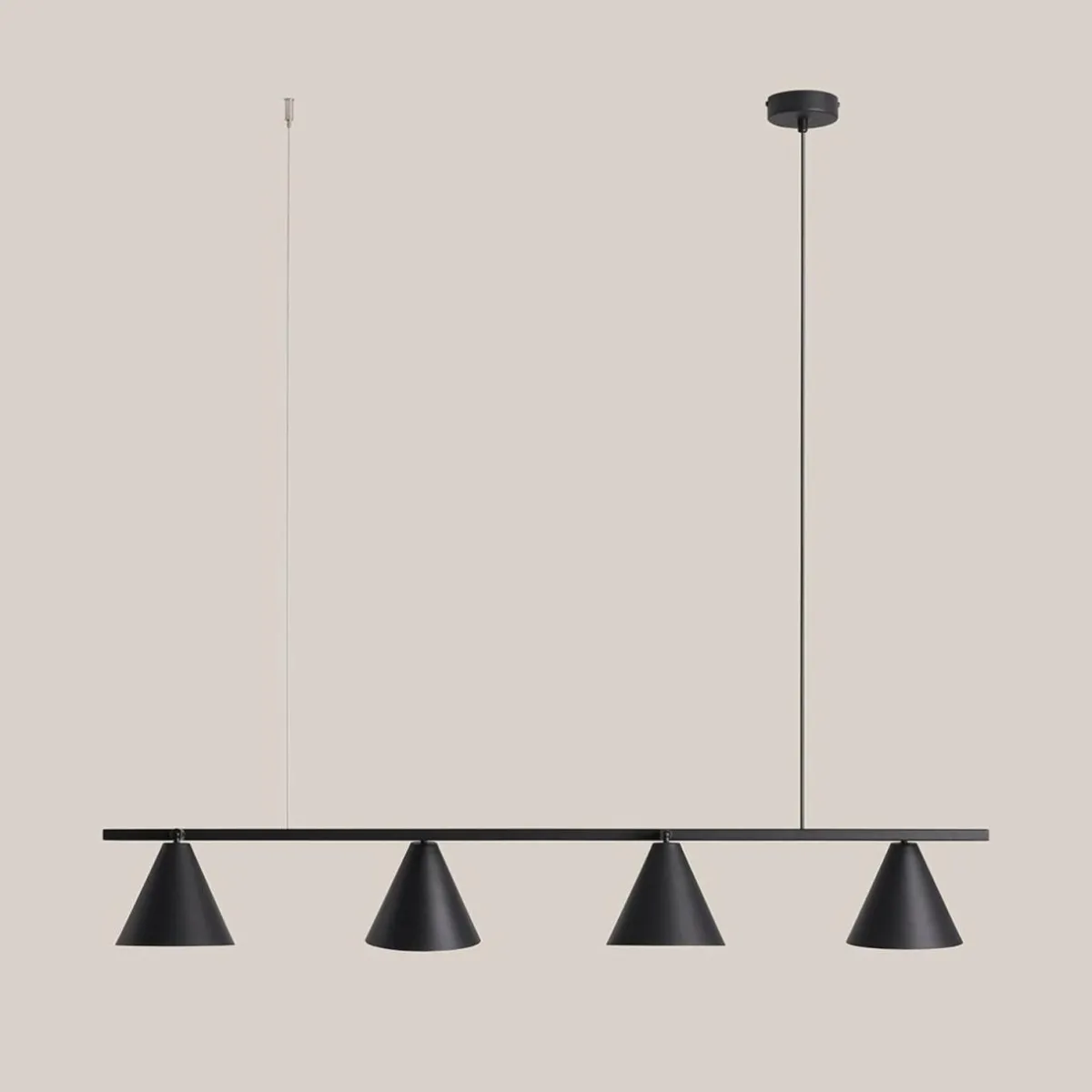 suspension_form__mtal_cne___lampes_noir_0.webp Best ALDEX Suspension Form 4, métal, cône, à 4 lampes, noir