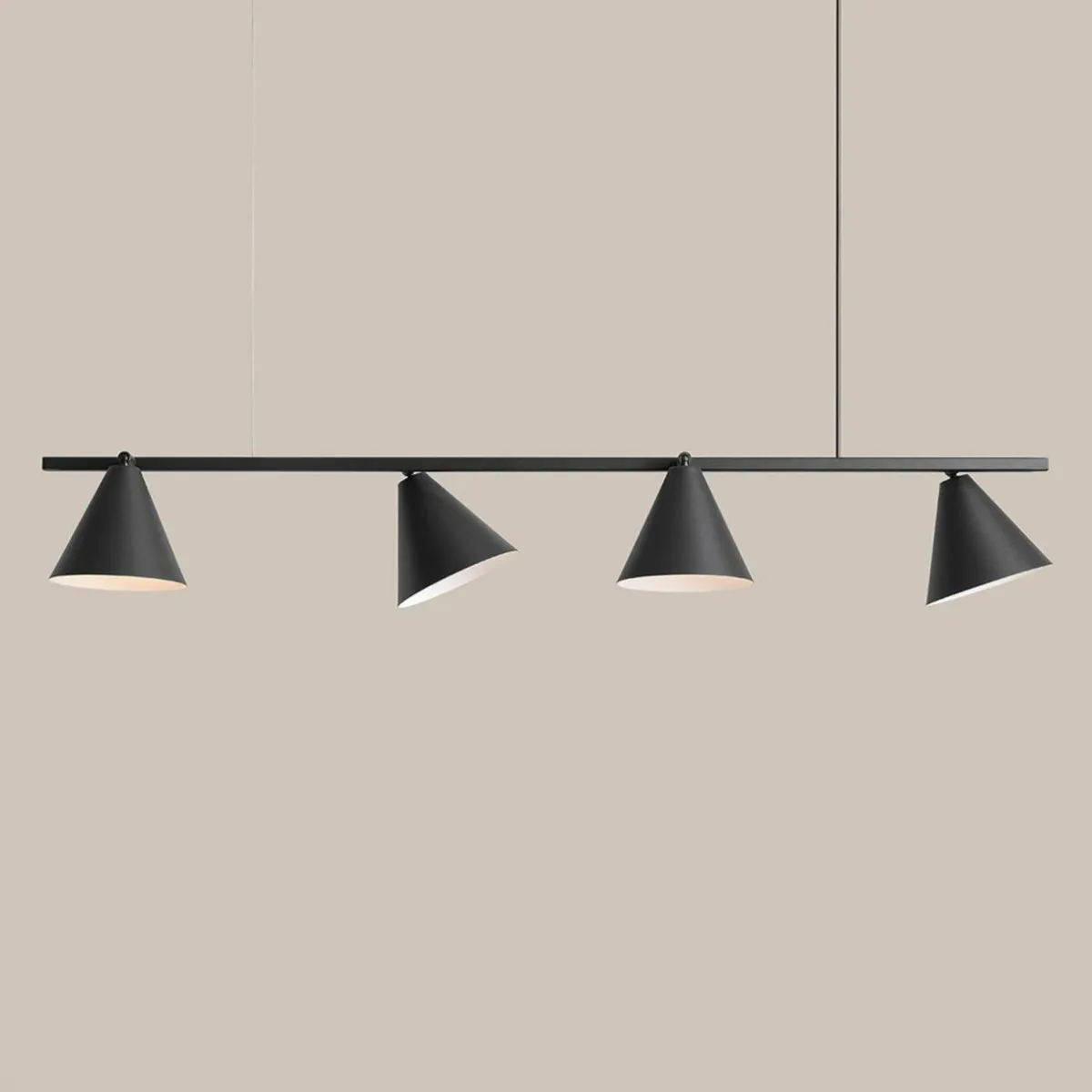 suspension_form__mtal_cne___lampes_noir_1.webp Best ALDEX Suspension Form 4, métal, cône, à 4 lampes, noir