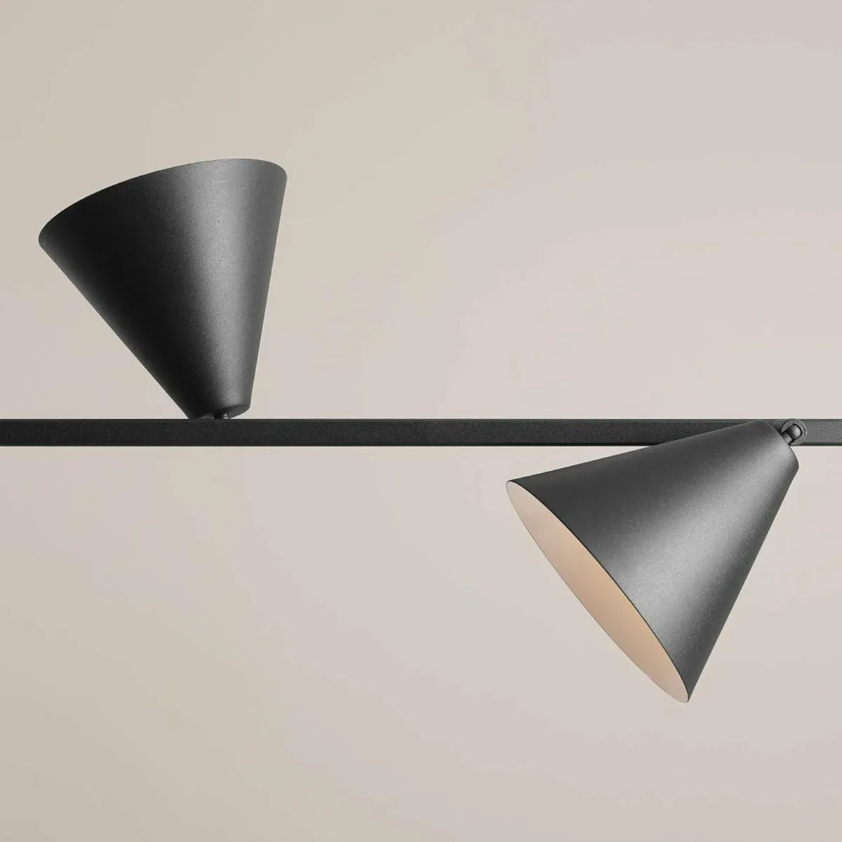 suspension_form__mtal_cne___lampes_noir_2.webp Best ALDEX Suspension Form 4, métal, cône, à 4 lampes, noir
