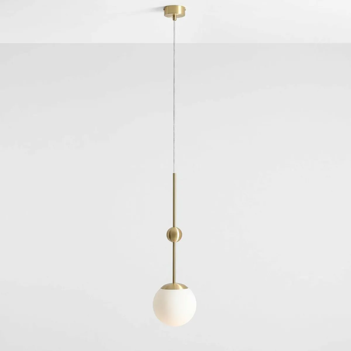 suspension_joel_laitonblanche___lampe_1.webp Fashion ALDEX Suspension Joel, laiton/blanche, à 1 lampe