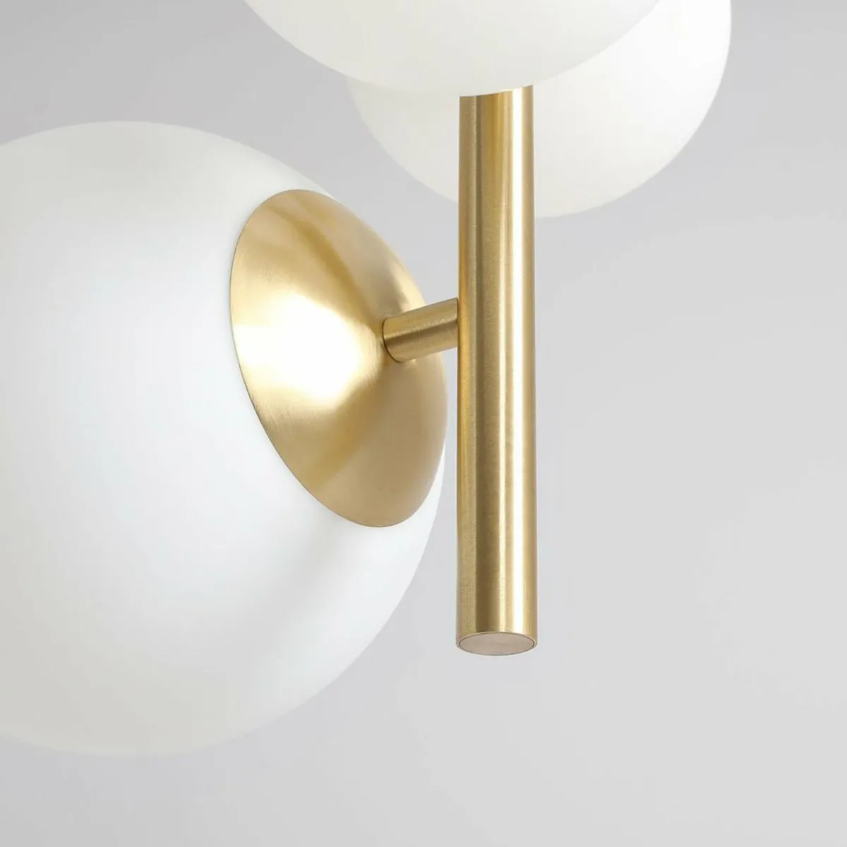 suspension_joel_laitonblanche___lampes_1.webp Sale ALDEX Suspension Joel, laiton/blanche, à 4 lampes