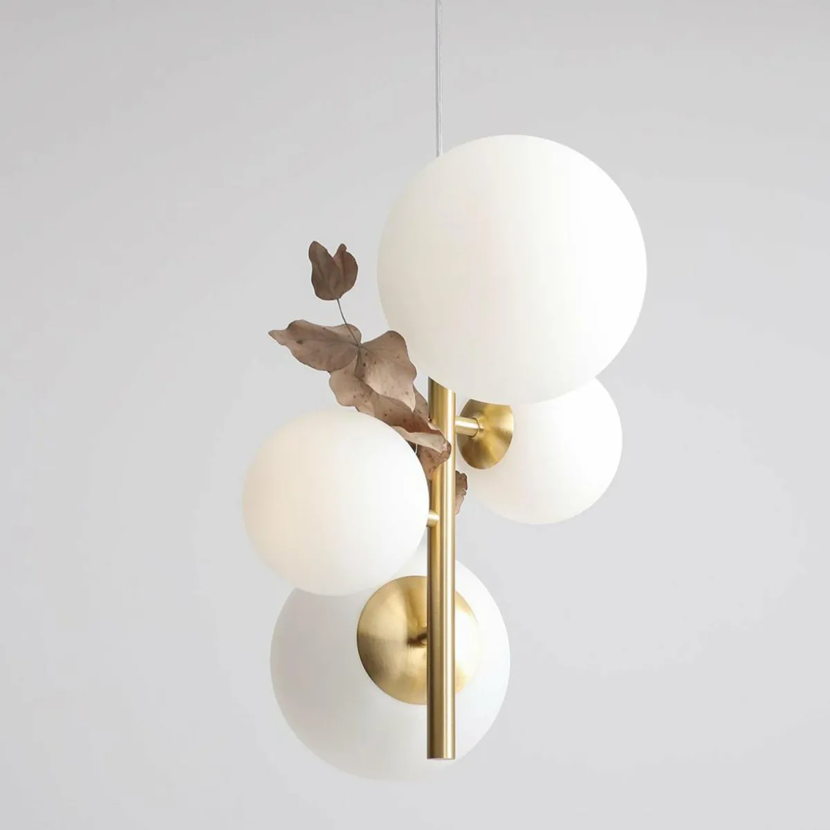 suspension_joel_laitonblanche___lampes_3.webp Sale ALDEX Suspension Joel, laiton/blanche, à 4 lampes