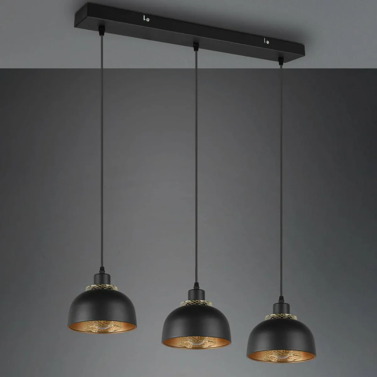 suspension_punch_noiredore_trois_lampes_1.webp Outlet Reality Leuchten Suspension Punch, noire/dorée, trois lampes