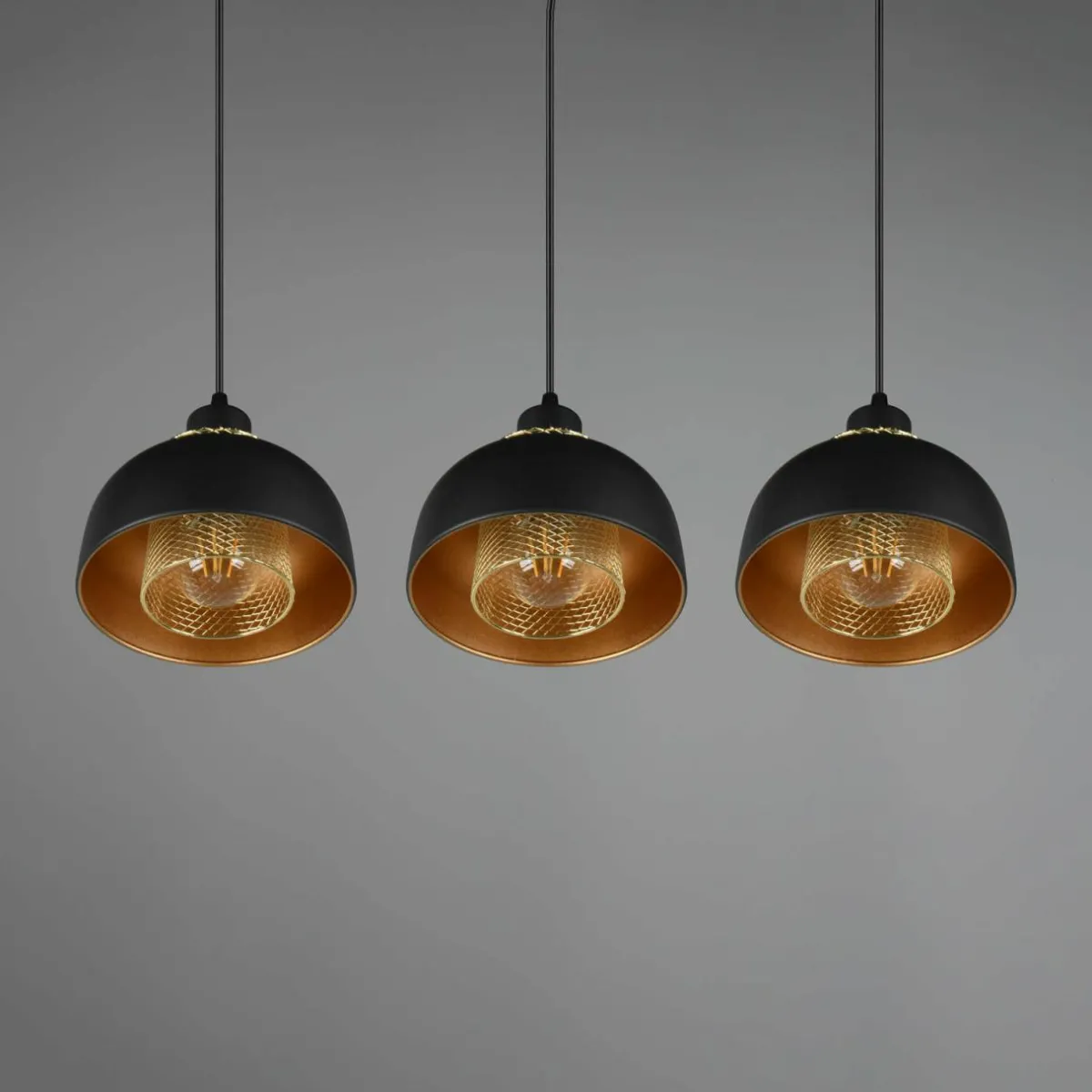 suspension_punch_noiredore_trois_lampes_4.webp Outlet Reality Leuchten Suspension Punch, noire/dorée, trois lampes