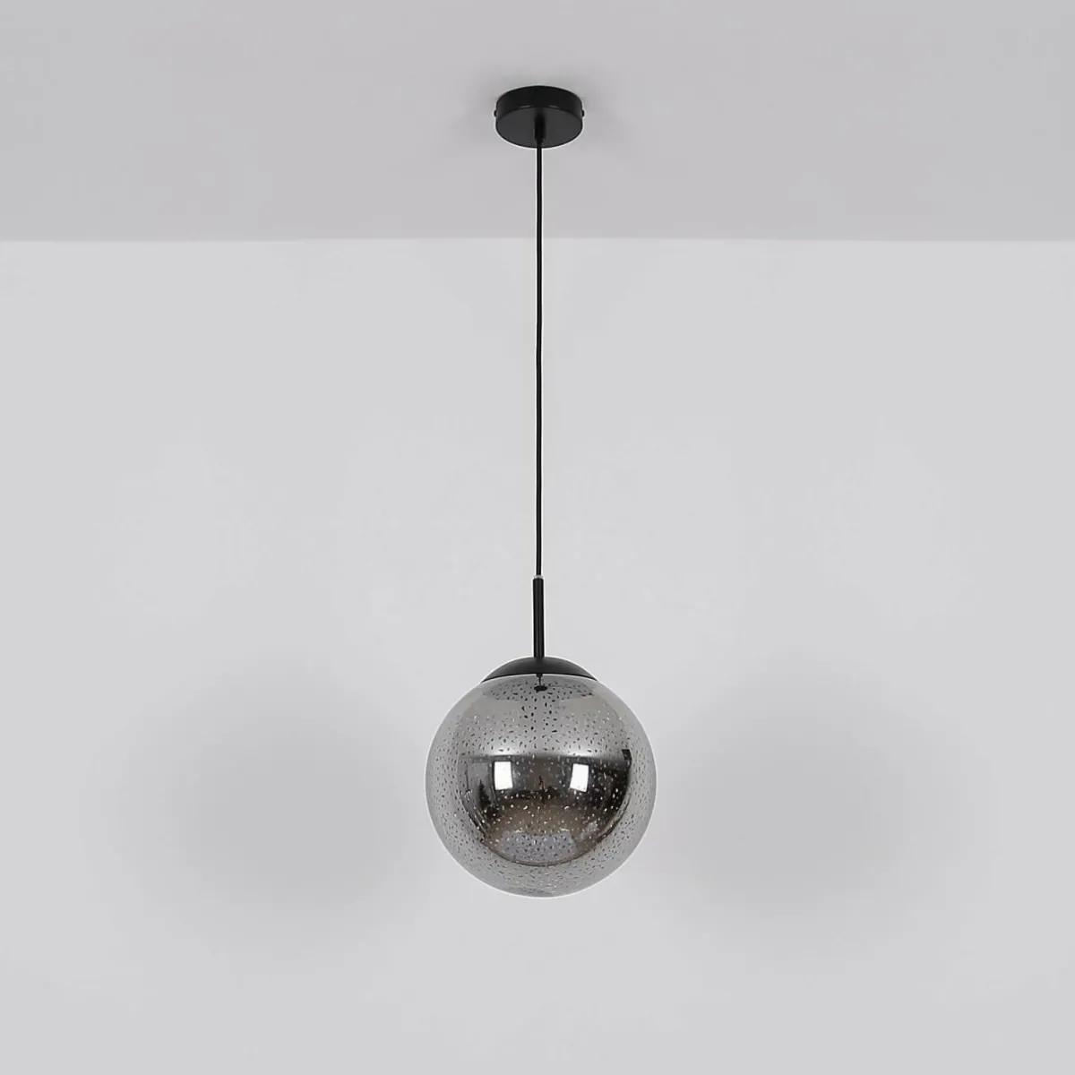 suspension_samos___cm_gris_fumnoir_verre_4-1.webp Shop Globo Suspension Samos, Ø 20 cm, gris fumé/noir, verre