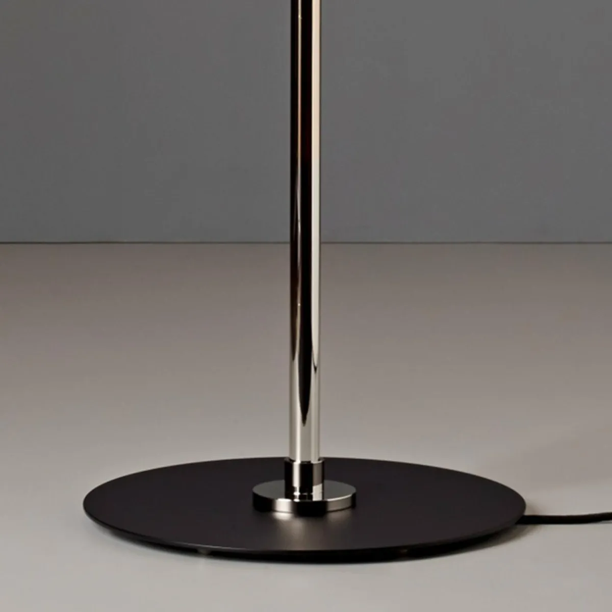 tecnolumen_wagenfeld_wstl_lampadaire_1.webp Shop TECNOLUMEN Wagenfeld WSTL30 lampadaire